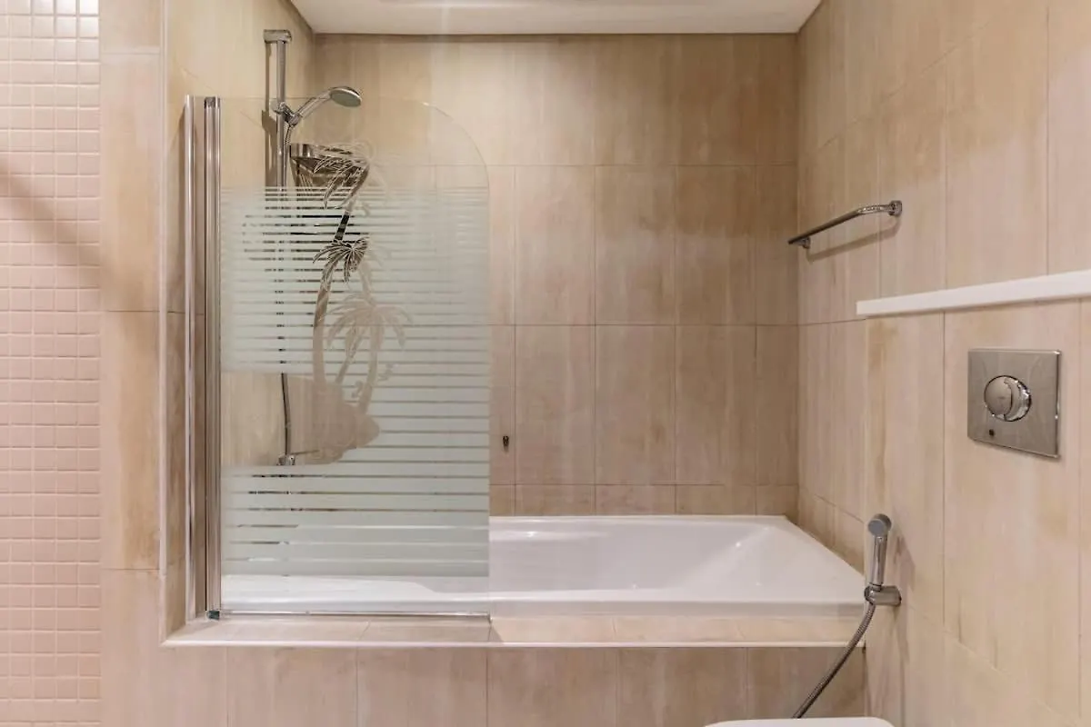 Luxury Stay Private Beach Access 두바이 아파트